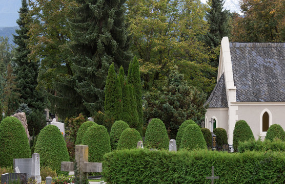 Kirche mit Friedhof im Vordergrund