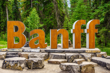 Banff sign welcoming tourist, Alberta, Canada - obrazy, fototapety, plakaty