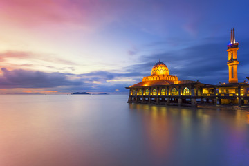 Obraz premium AL HUSSAIN MOSQUE Kuala Perlis is a Floating Mosque