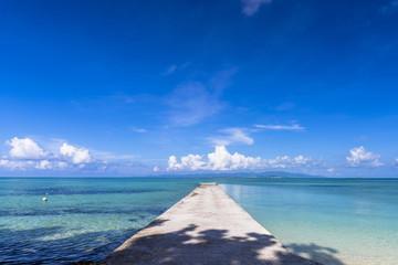 Obraz premium 珊瑚礁の美しい竹富島の西桟橋周辺の海