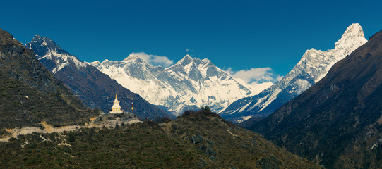 Panoramic view of main himalayan range (Solukhumbu, Sagarmatha NP, Nepal): Khumbi Yul Lha, Nuptse peaks, Everest, Lhotse, Ama Dablam - obrazy, fototapety, plakaty