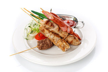 Skewers and sausages with onions and fresh tomato sauce