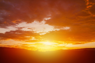 Obraz premium Jasne pomarańczowe niebo chmury przed deszczem o zachodzie słońca. chmura na zachodzie słońca na tle