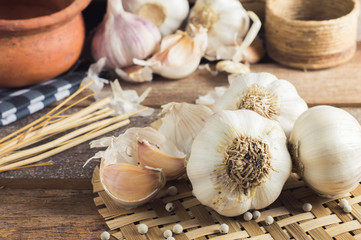  Double garlic head, the kitchen is placed on an old wooden table.
