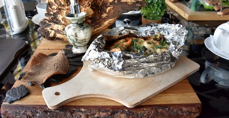 salmon in foil with julienne with prawns