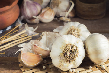  Double garlic head, the kitchen is placed on an old wooden table.