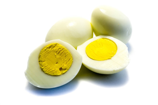 hartgekochtes ei eier gekocht isoliert freigestellt auf weißen Hintergrund, Freisteller