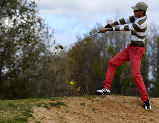 GOLFISTA EN LA ARENA
