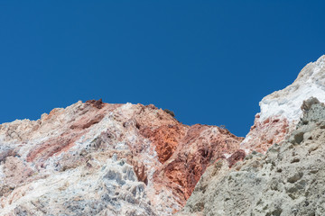 Rocce colorate sulla spiaggia di Firiplaka, isola di Milos GR	