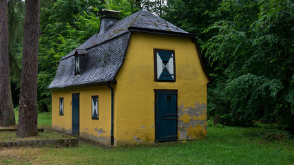 Fototapeta na wymiar Haus im Wald