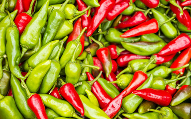rote und gr&uuml;ne Paprika auf einem Markt