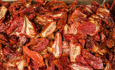getrocknete rote Tomaten auf einem Markt