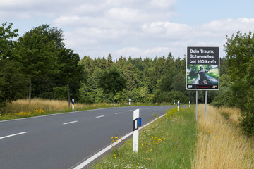 Bundesstraße B242 im Sommer