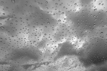 Scheibe mit Wassertropfen im schwarz weiss