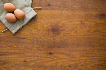 Fondo de madera con huevos