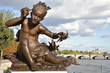 Photo sur Plexiglas Pont Alexandre III Statue de la fillette à la coquille du pont Alexandre III à Paris, France