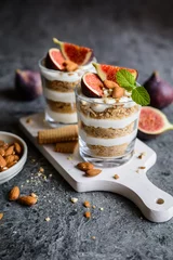Foto op Plexiglas Gelaagd mascarponedessert met gemalen vanillekoekjes, vijgen en amandelen © noirchocolate