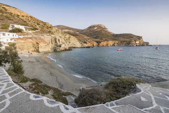 La spiaggia di Agali a Folegandros, arcipelago delle isole Cicladi GR	