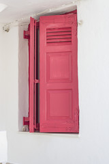 Caratteristica finestra rossa nel villaggio di Chora, isola di Folegandros GR