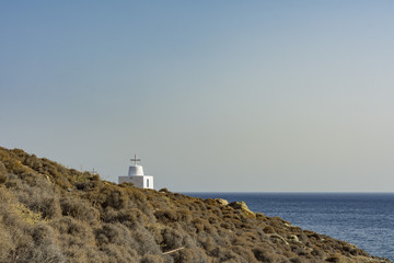 Fototapeta na wymiar Caratteristica cappella Ortodossa imbiancata a calce, isola di Folegandros GR 