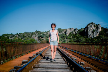 Femme sur le pont du chemin de fer au dessus de l'Agly