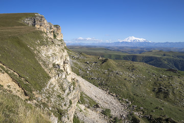 Горный пейзаж. Красивый вид на высокие скалы в живописном ущелье. солнечная погода. Дикая природа и горы Северного Кавказа