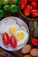 fried eggs with tomatoes, green tomato, cooking eggs