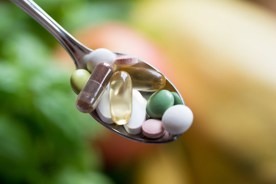 Nahrungserg&auml;nzungsmittel- Pillen Tabletten Kapseln bunt