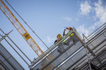 Bauarbeiter auf Baustelle mit Bauger&uuml;st