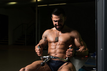 Obraz na płótnie Canvas Bodybuilder Exercising Back In Gym