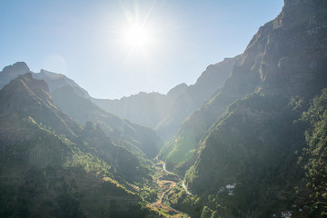 Sonnenschein in einem Tal auf der Insel Madeira