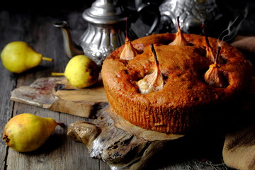 грушевый пирог со свежими грушами на деревянной доске