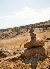 Steinskulptur auf einer Insel