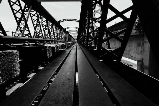 Fototapeta Black and white image, perspective view of old railway bridge