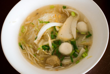 Thai noodles with fish balls