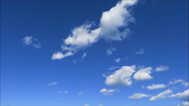 流れる雲　タイムラプス　青空