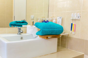 Obraz na płótnie Canvas Blue towels on bathtub.