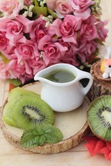 Kiwi juice and fresh kiwi fruit slice