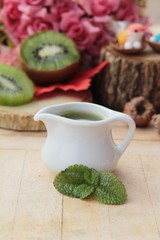 Kiwi juice and fresh kiwi fruit slice