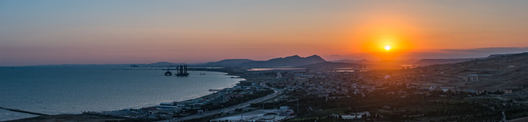 Obraz premium Colorful sunset over the sea bay