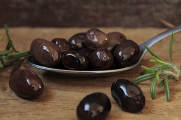 OLIVE TAGGIASCHE NEL CUCCHIAIO CON ROSMARINO