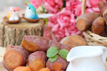 Sweet potato boiled with sugar is delicious