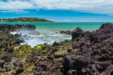 Mar quebrando nas pedras em Ubú, Anchieta, Espírito Santo, Brasil.