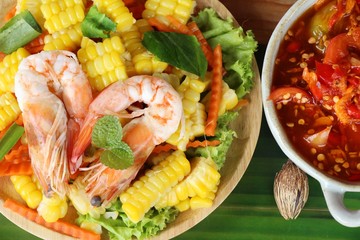 Spicy corn salad with shrimp is delicious