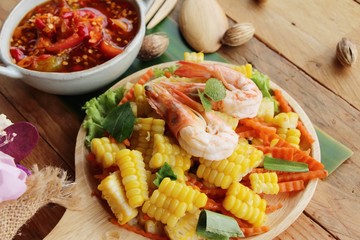 Spicy corn salad with shrimp is delicious
