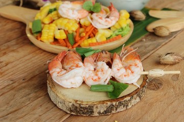 Spicy corn salad with shrimp is delicious