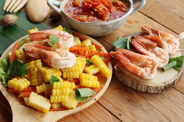 Spicy corn salad with shrimp is delicious