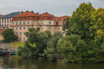 Fototapeta na wymiar Antichi palazzi a Praga sulle rive del fiume Moldava