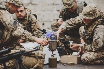 british soldiers team eating on the battlefield