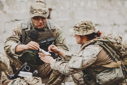 British Soldiers Team Eating On The Battlefield